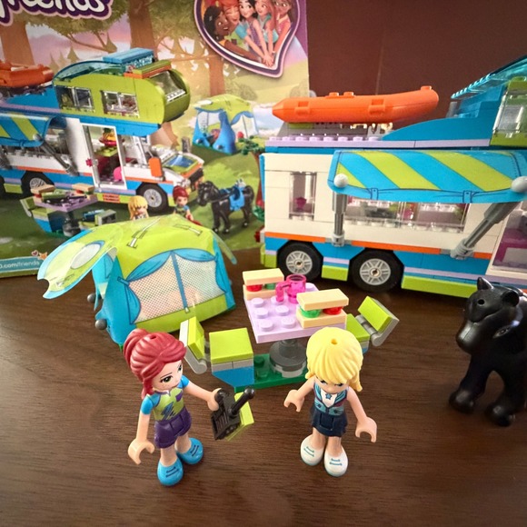 LEGO Friends Mia's Camper Van Set 41339 - Picture 3 of 7